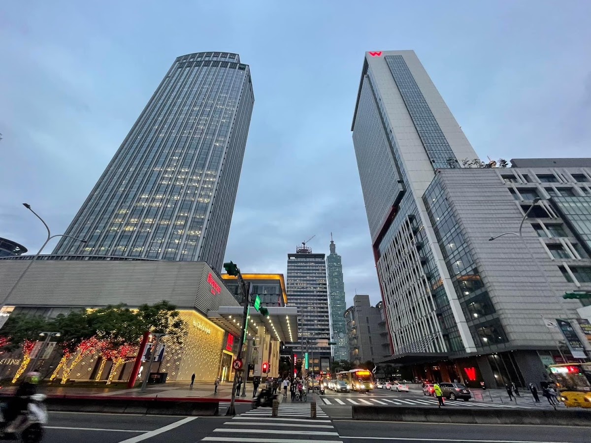市府站館 微風廣場 統一阪急百貨 對面